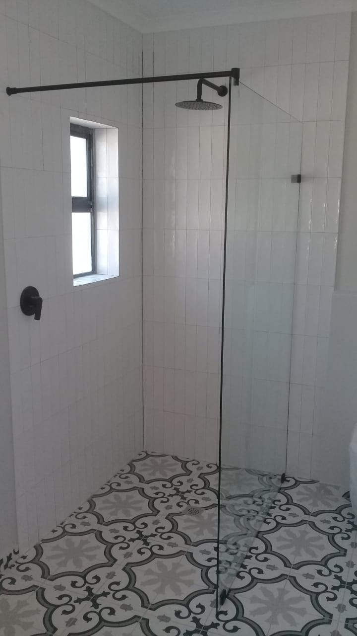 walk in panel black fittings and stabalizer bar 2